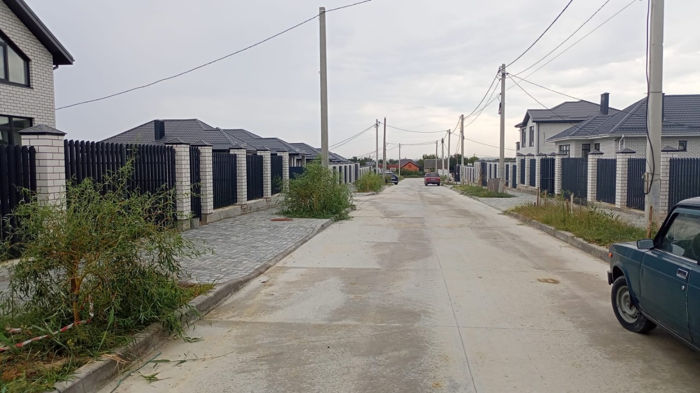Продам Дом в Темрюке от одного из лучших Застройщиков города
Дома выполнены в едином стиле, что подчеркивает концепцию коттеджного поселка
Дороги в бетоном мощении
Благоустройство проведено
Дом одноэтажный, три комнаты, предчистовая отделка
Коммуникации свет, вода, септик, газ в проекте ведут к котт