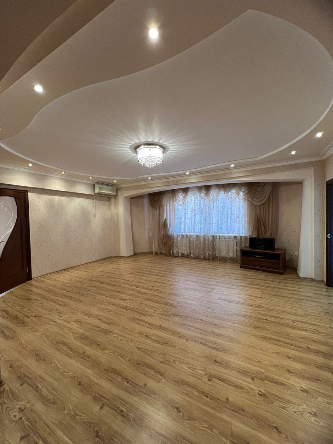 Продам трехкомнатную квартиру в микрорайоне 3б Анапы.

Мебель остается в квартире.

В микрорайоне развитая инфраструктура.

Индивидуальное отопление.

Удаленность от берега моря 900 метров.