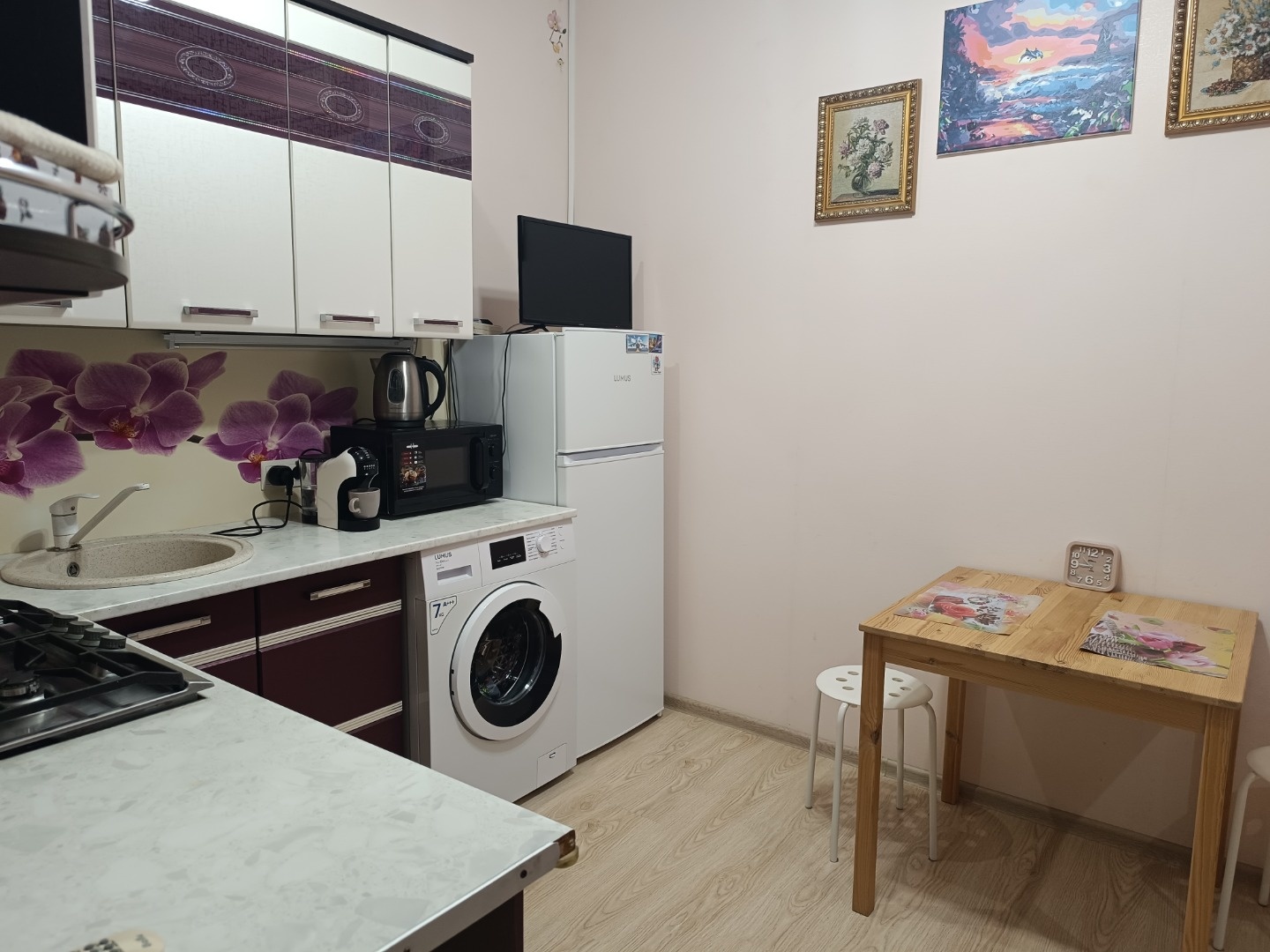 Продается светлая, теплая квартира в городе 
Анапа. С хорошим ремонтом и мебелью, без обременений, долей и опеки. 1 собственник, быстрый выход на сделку. В доме стоит индивидуальное газовое отопление, что значительно экономит ваши платежи. Рядом с домом находиться остановка общественного транспорта,