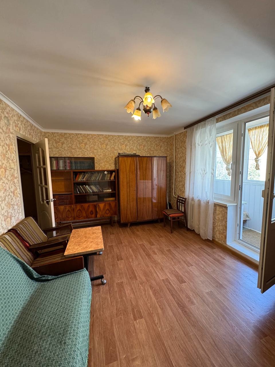 В продаже стандартная двухкомнатная квартира, в курортном поселке Сукко, всего в 12 км от города Анапа.
Квартира расположена на 4 этаже пятиэтажного дома.
Дом чистый , ухоженный, чистый подъезд,, хорошие соседи.
Так же можно сразу приобрести двухэтажный гараж, со своим выходом к лесу, если приобрета