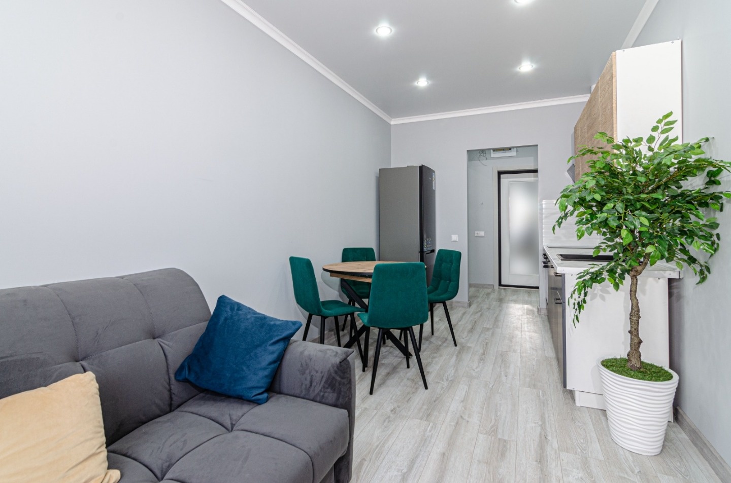 В продаже квартира планировки евро 2, район высокого берега.
В квартире выполнен дизайнерский ремонт, все новое, никто не жил.
Без обременений, все документы готовы к сделке.
