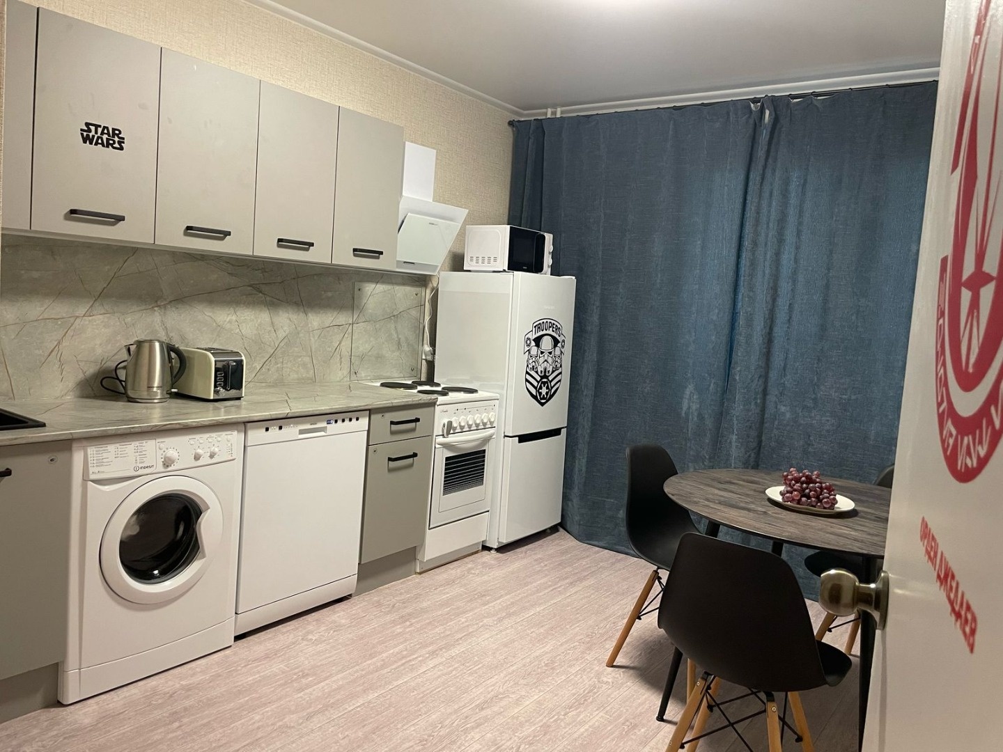 В продаже стандартная двухкомнатная квартира в ЖК Горгиппия.

Квартира выполнена в стилистики  звездных воин.
Остается встроенная техника.

Прекрасный вид на город, море , и парк.

Остается все!