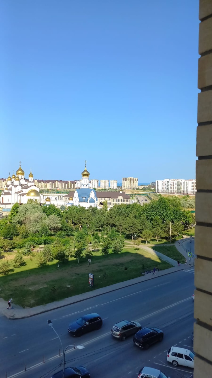 В продаже большая однокомнатная квартира, в ЖК Горизонт, с прямым видом на храм и море!

Квартира полностью укомплектована мебелью и техникой, качественный ремонт.

Очень удачная планировка с большой гардеробной, что позволит вам не заставлять квартиру шкафами.

В квартире остается все, торг соизмер