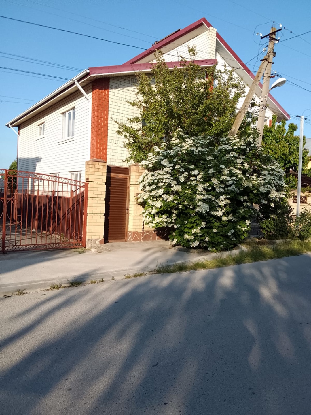 Продам 2 - х этажный дом общей площадью 326 кв м на земельном участке 8.5 соток. 
Все коммуникации центральные, подъездные пути имеют асфальтированное дорожное покрытие. 
Дом имеет 5 жилых спальных комнат, 2 кухни, 2 ванных комнаты, гостиную комнату, зимний сад, комнату в подкрышном пространстве, в 