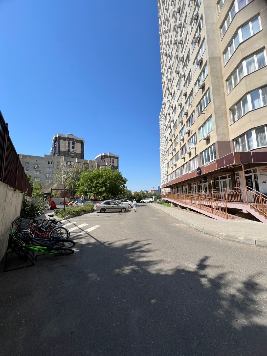 Продается трехкомнатная квартира с евро-ремонтом в монолитном доме 2017 года постройки. 

Просторная кухня площадью 26 м² позволяет комфортно готовить и принимать гостей. 

Все комнаты изолированы, что обеспечивает приватность и комфорт проживания.

Квартира расположена на 16 этаже из 21, с панорамн
