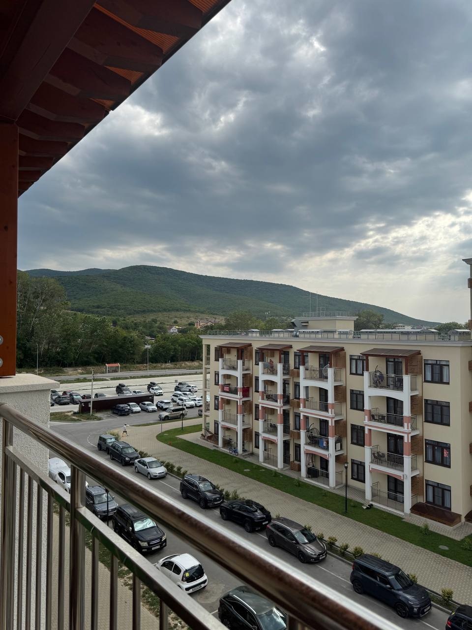 В продаже квартира студия, в жилом комплексе Холидей Хаус ( Кипарис).
Квартира полностью укомплектована для комфортного проживания, и сдачи.
Квартира более пяти лет в собственности, зарегистрированных нет.
Жилой комплекс с собственными бассейнами, малоэтажная застройка, пред заповедная зона,  что по