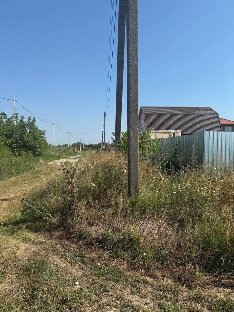 В продаже земельный участок, в 1 км от Юровки, 6 соток.

Участок переводим через архитектуру в ИЖС, на сегодняшний день это ДНТ .

Свет по меже, соседи строят капитальные дома.

Земли населенных пунктов.

Вторая улица от трассы, удобный заезд, дорога отсыпана.

23:37:0502000:704

Можно купить сразу 