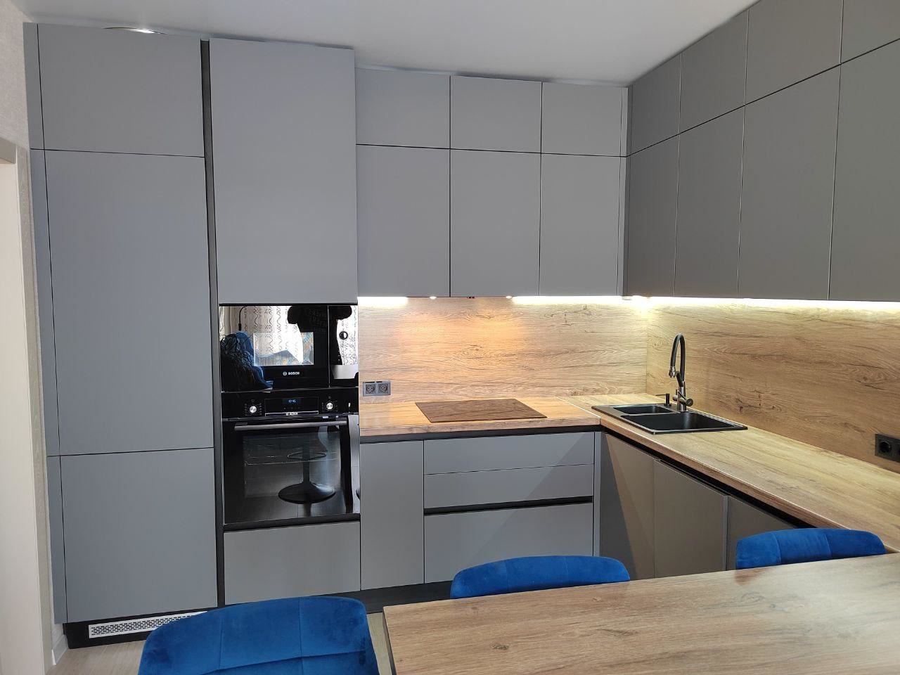 В продаже евpо 3-x кoмнатнaя квартира (с кухней-гостиной 21 кв.м) в ЖК комфорт класса Южный квартал. 
Дизайнерский ремонт, современная мебель и качественная техника - заходи и живи! Полная стоимость в договоре.
О квартире:
-площадь 61 кв м (жилая площадь 30 кв. м, просторная кухня-гостиная 21 кв. 