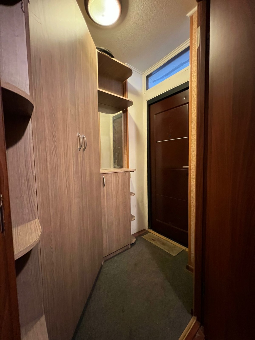 Продам жилой гараж два этажа узаконено
Ремонт мебель и техника 
Полная стоимость в договоре
Один собственник
ГСК жилой, все гаражи оформлены, подключена вода и свет, канализация городская
Прописки нет