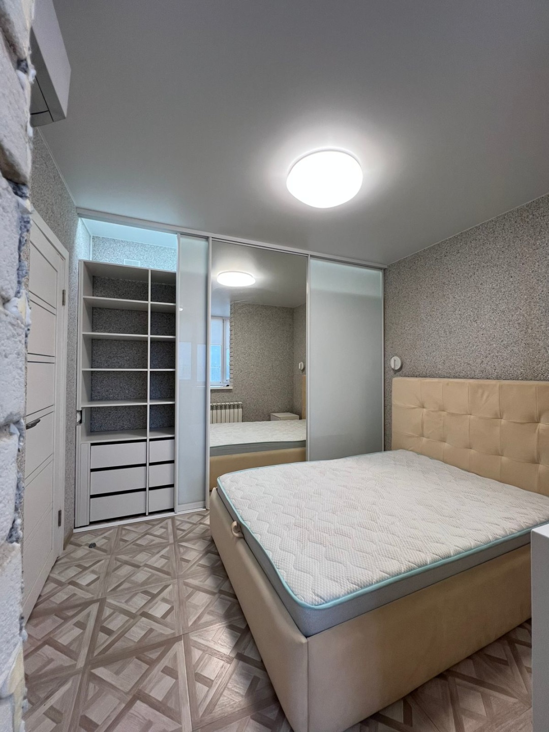 Продам однокомнатную квартиру с новым ремонтом и мебелью
Техника вся новая встроенная: посудомоечная машина, холодильник, духовой шкаф, плита, вытяжка, стиральная машина, бойлер
Встроенный шкаф с внутренней подсветкой
Двухспальная кровать с системой хранения
Квартира укомплектована всем для жизни
Ра