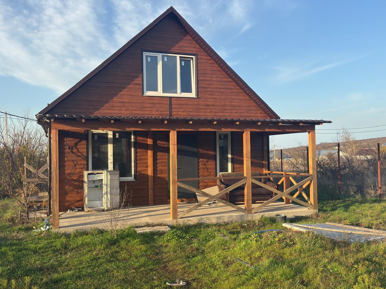 Дачный дом вашей мечты ждет вас!

Хотите сбежать от городской суеты и насладиться тишиной природы? Тогда этот уютный дачный домик станет идеальным выбором для вашего отдыха и восстановления сил.
Почему именно этот дом?

Комфорт: Просторная терраса, большие окна, обеспечивающие много света, и продума