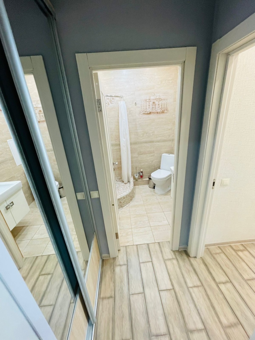 Представляем вашему вниманию уникальную возможность приобрести квартиру с потрясающим видом на море. Этот уголок рая расположен в живописном месте, где каждый день начинается с чарующего рассвета над водной гладью и заканчивается волшебным закатом, окрашивающим небо в невероятные оттенки.

Квартира 