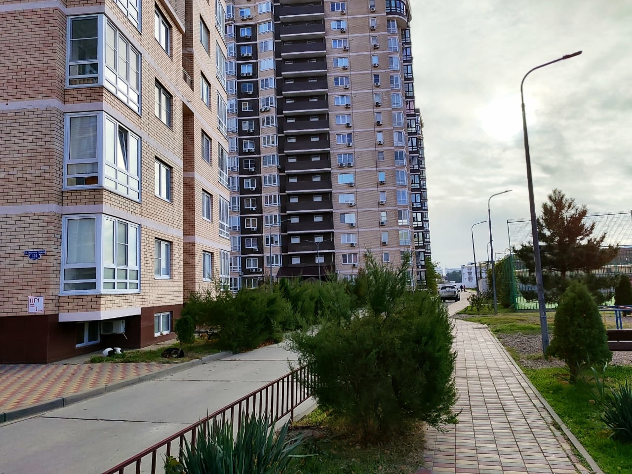 Представляем вашему вниманию уникальную возможность приобрести квартиру с потрясающим видом на море. Этот уголок рая расположен в живописном месте, где каждый день начинается с чарующего рассвета над водной гладью и заканчивается волшебным закатом, окрашивающим небо в невероятные оттенки.

Квартира 