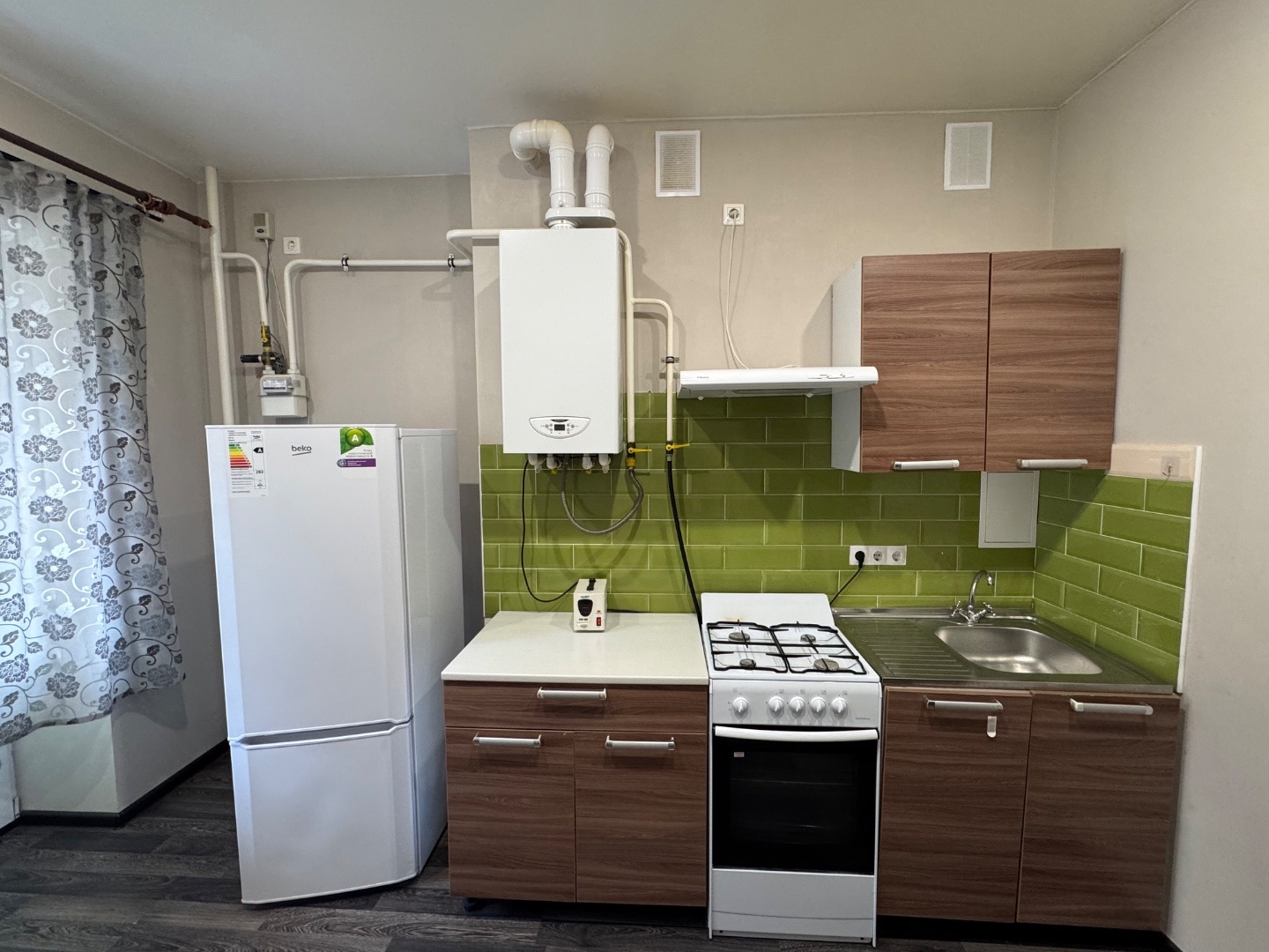 В продаже 1-к квартира площадью 35 м кв, площадь кухни 12 м кв., большой панорамный балкон. В квартире сделан качественный евроремонт (делался для себя), стены отштукатурены и окрашены во всей квартире. Проводка переделана и выведено достаточное кол-во розеток. Хорошо продуманное освещение во всех к