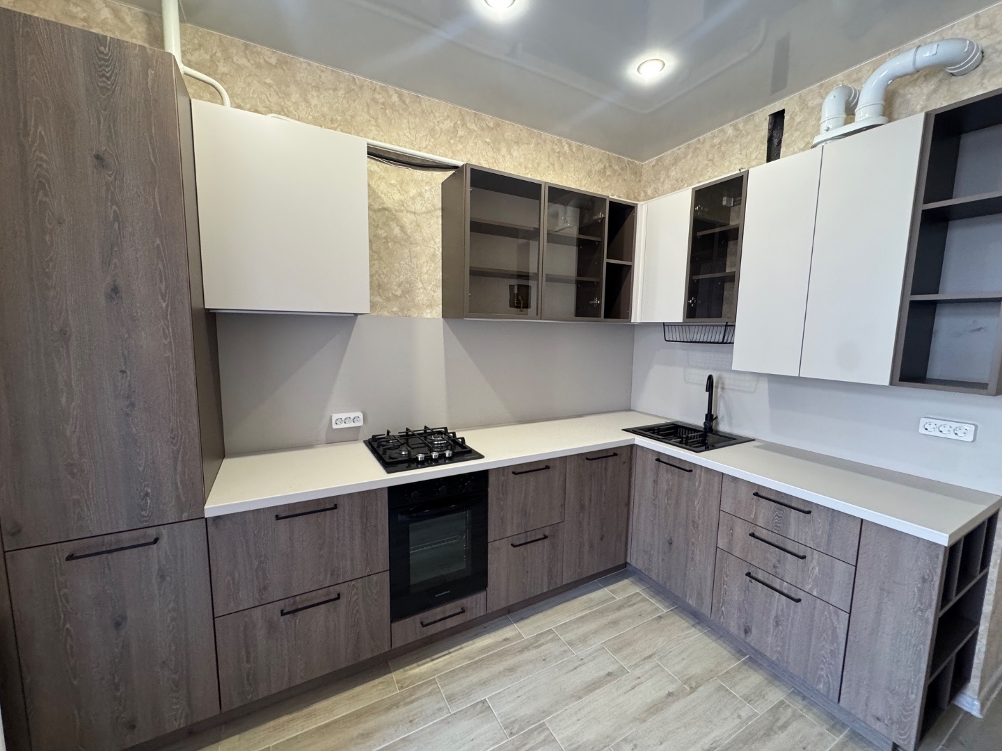 Продаётся уютная и просторная 1-комнатная квартира в ЖК Южный. Это идеальное жилье для тех, кто ценит комфорт и качество.

В квартире выполнен стильный и функциональный ремонт. Кухня площадью 10.8м2 укомплектована качественным кухонным гарнитуром. С посудомоечной машиной. Вы найдете здесь встроенный