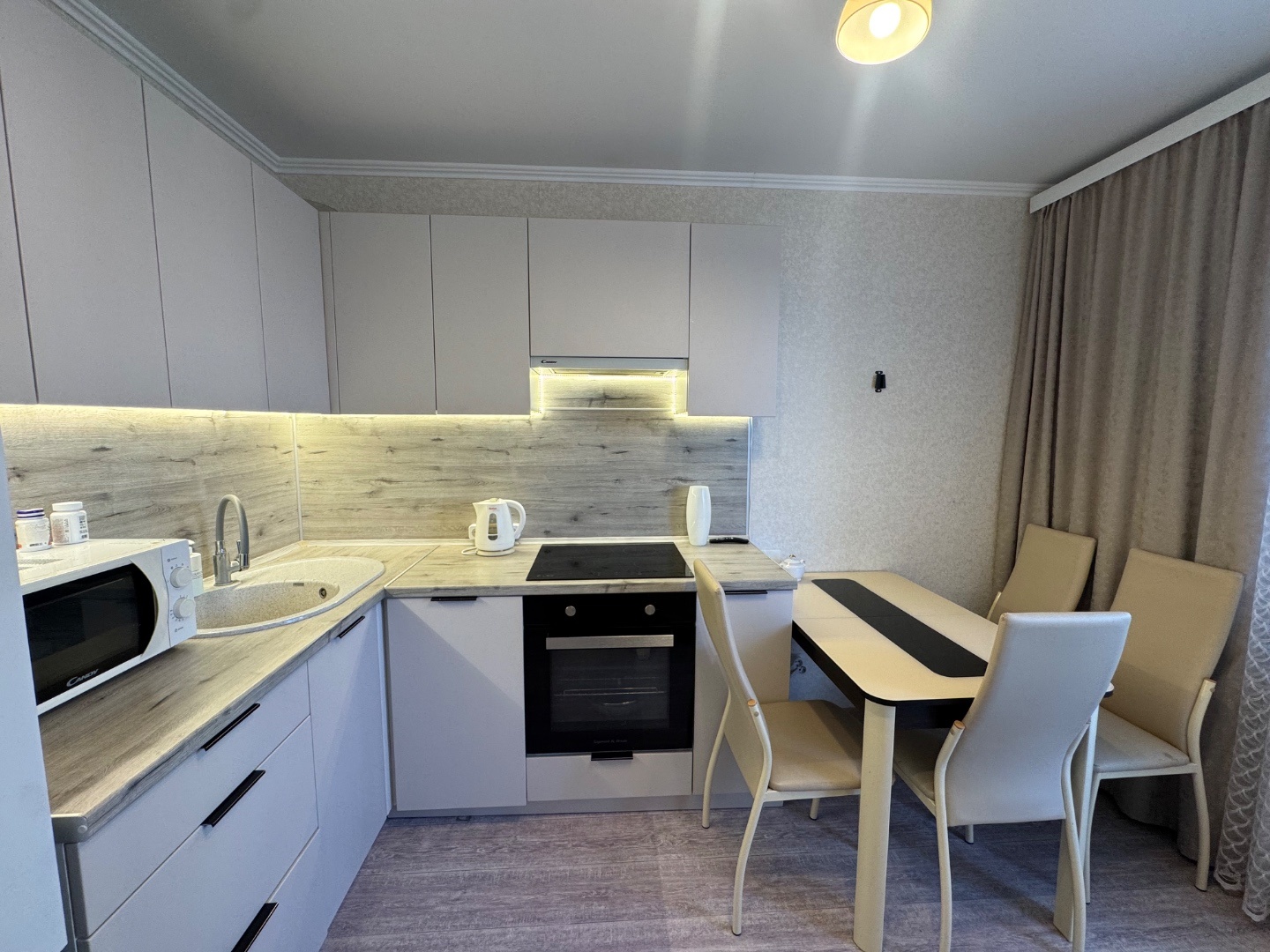 В продаже полноценная 2к квартира, общей площадью 58м2. 

Расположена по адресу: Адмирала Пустошкина 22 корпус 13
В квартире выполнен ремонт от застройщика, остается кухонный гарнитур, встроенная техника и мебель. Раздельный санузел, ванная в плитке.
Квартира теплая, чистая.

Рядом вся инфраструктур