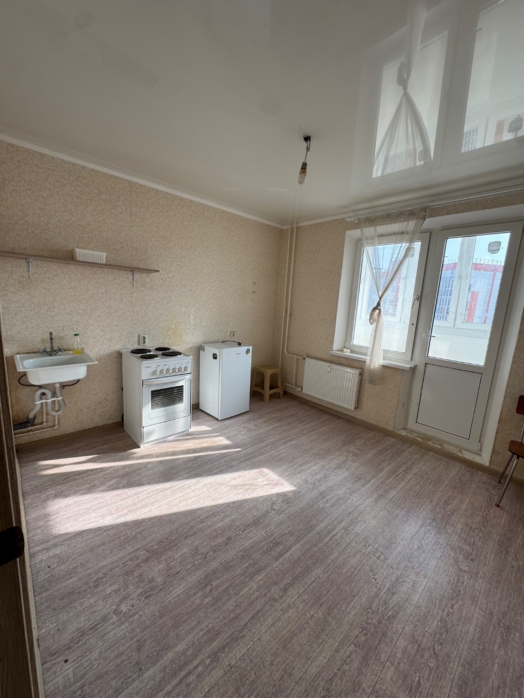 Продается 1-комнатная квартира, расположенная в спокойном районе.

15/16 этаж панельного дома.

Общая площадь 40м2.

Чистый подъезд, хорошие соседи. Во дворе оборудована детская/спортивная площадка/разбиты клумбы, растут кустарники и деревья/много  парковочных мест.

За домом большой парк.



ДО МОР