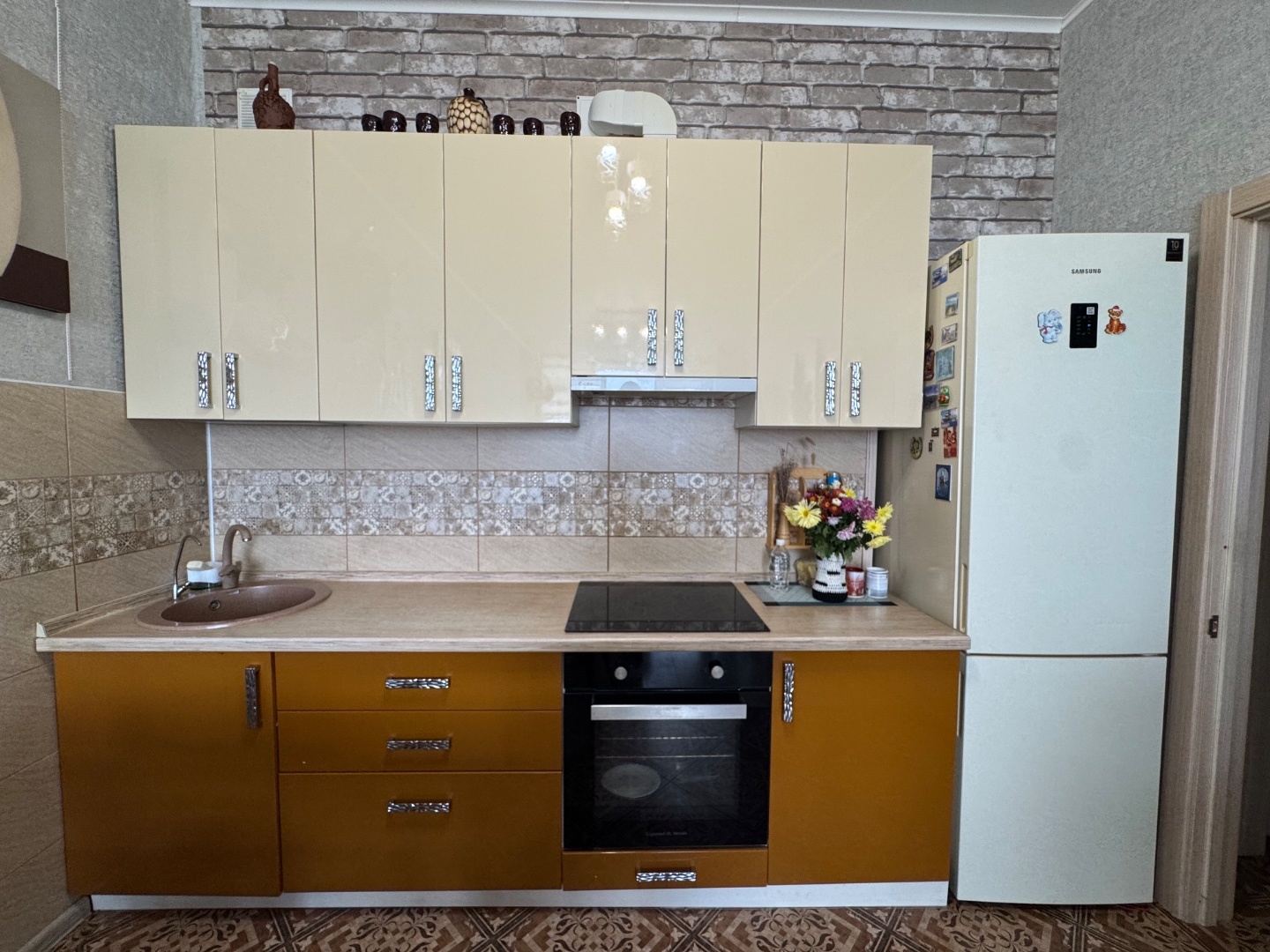 В продаже квартира по лучшей цене в комплексе! 

Евродвухкомнатная квартира общей площадью 54м2 в ЖК Трио. 

Квартира расположена в районе Высокого берега, по адресу Владимирская 154 к2.

Выполнен ремонт для себя, в квартире остается абсолютно вся мебель и техника, забирают только личные вещи. Центр