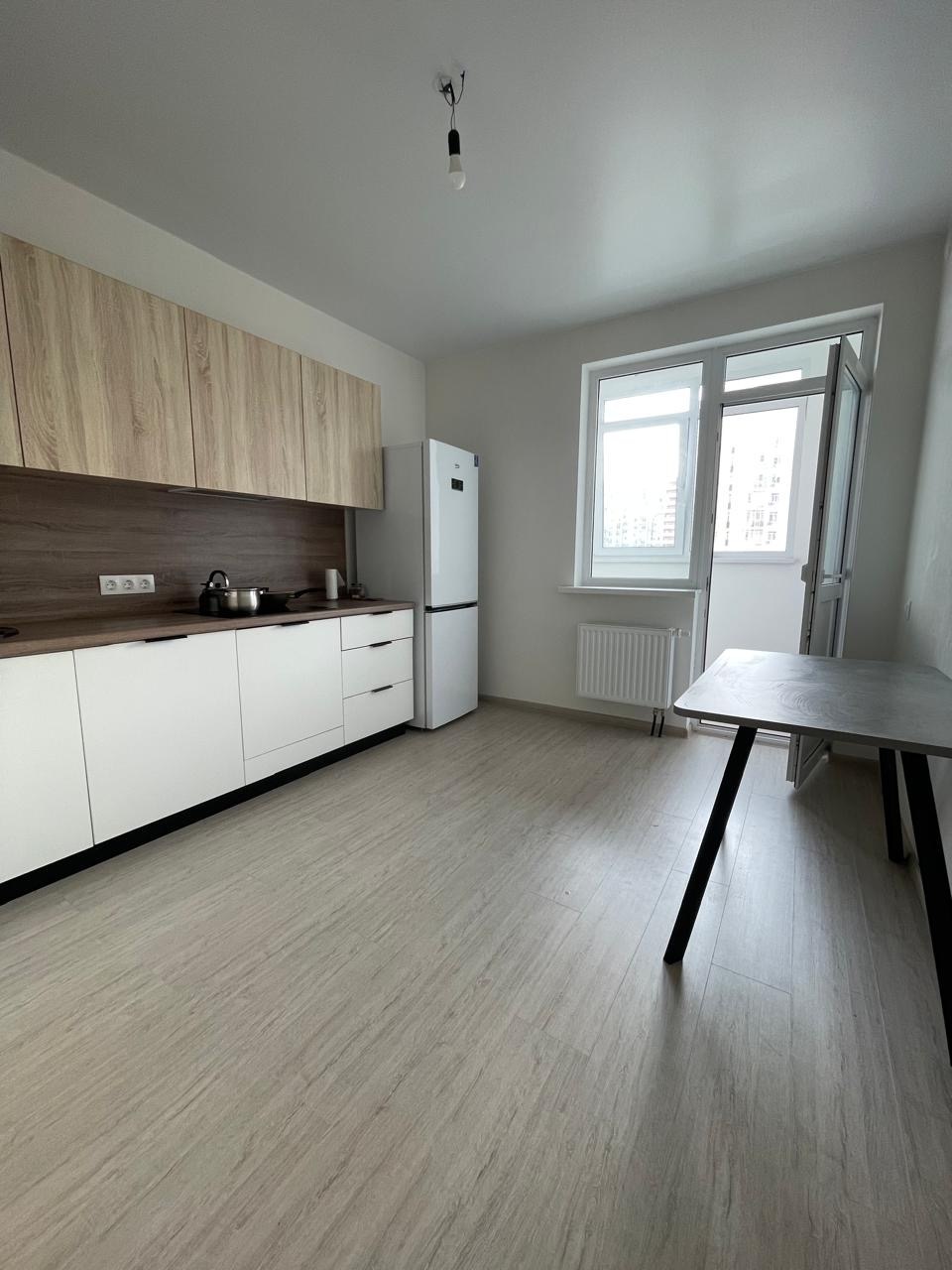 В продаже квартира в одном из лучших ЖК Анапы — Южный квартал!

Квартира расположена на 9 этаже 18-ти этажного дома.



Выполнен ремонт от застройщика в  светлых тонах. В квартире остается холодильник, диван, стол, стиральная машина и кухонный гарнитур.
Дом энергоэффективности А класса, вы экономите