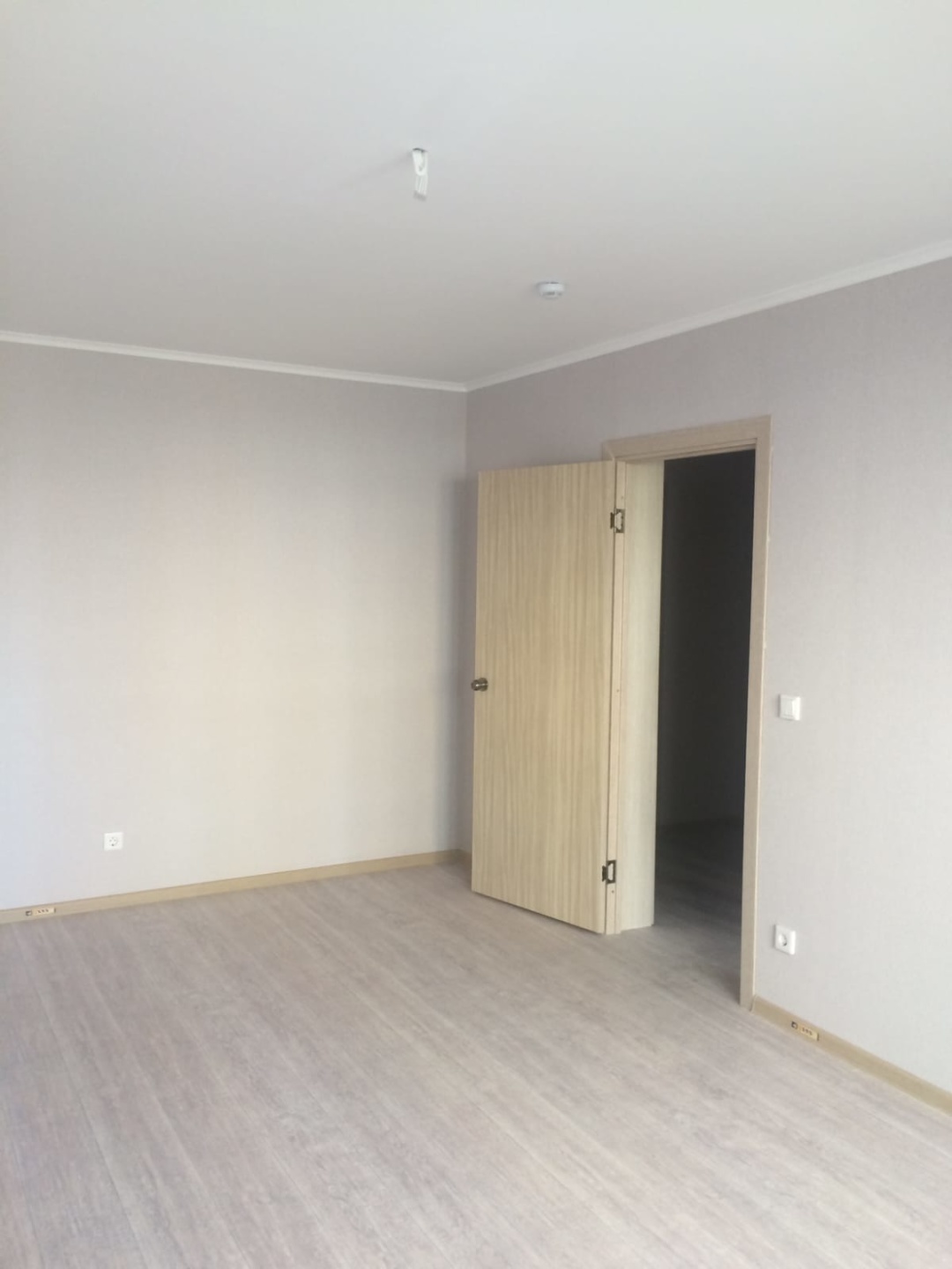 В продаже полноценная однокомнатная квартира, общей площадью 41м2 расположенная по адресу: Анапа, Адмирала Пустошкина 22 корпус 8 на комфортном 2 этаже из 16.

В квартире выполнен ремонт от застройщика. На полу линолеум, на стенах обои. Установлены качественные входные и межкомнатные двери. В санузл