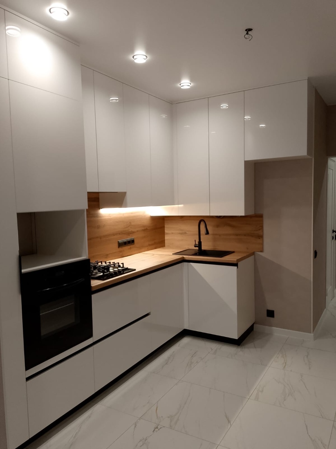 В продаже квартира с новым качественным ремонтом в районе Высокий берега в 500 метрах от моря.

Просторная, светлая кухня с утепленной лоджией , светлая комната , вместительная гардеробная , санузел в плитке . В квартире индивидуальное газовое отопление (двухконтурный газовый котел), а это значит Вы