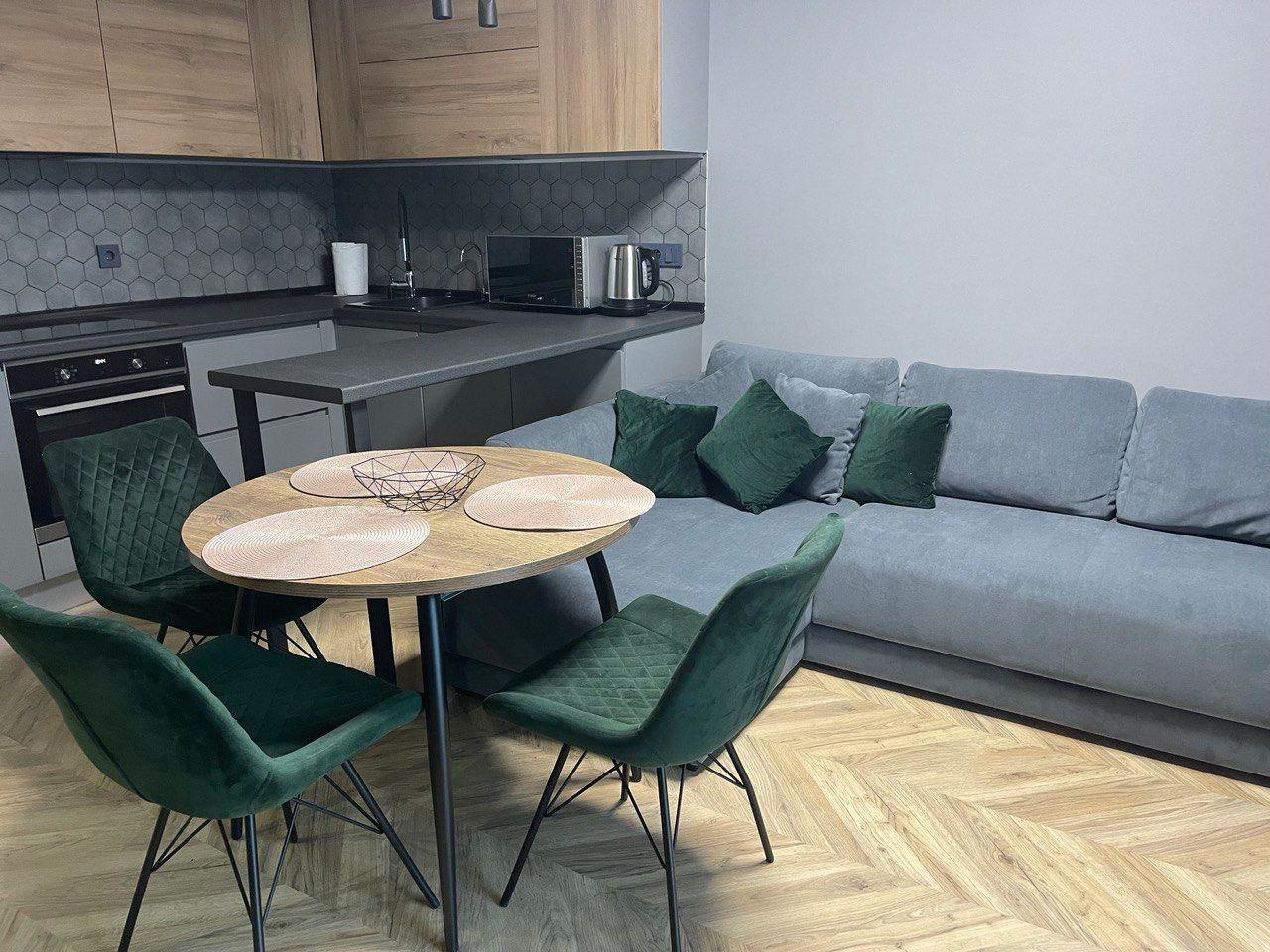 В продаже  квартира с дизайнерским ремонтом с видом на море!
Уютная и стильная квартира в доме с великолепной локацией: рядом сквер им. И. В. Гудовича, Анапский маяк, верхняя набережная с фонтанами — всё в пешей доступности!

В доме есть всё для комфортной жизни: пункты выдачи Ozon и Wildberries, пр