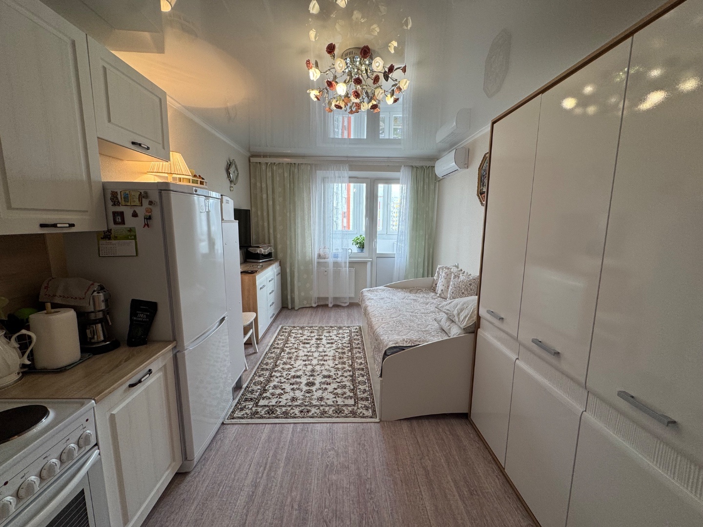 В продаже студия общей площадью 25 м²  расположена на 13/16 эт. панельного дома в ЖК Горгиппия.

В квартире выполнен ремонт от застройщика, окна выходят во двор, центральные коммуникации. Мебель и техника, остаются частично.

 Дом нахoдится в oживлённoм paйoне,рядом школа №7, гимназия Эврика, cадики