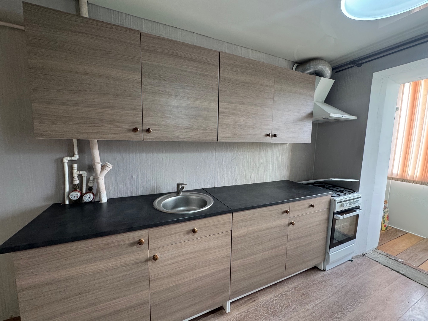 В продаже в самом сердце Анапы 3х комнатная квартира. 

Квартира с косметическим ремонтом, готова к заселению. Остается вся мебель и техника.

Удачное расположение: рядом школа №5, детские садики,  множество продуктовых магазинов, Центральный и Восточный рынок в шаговой доступности.

До набережной н