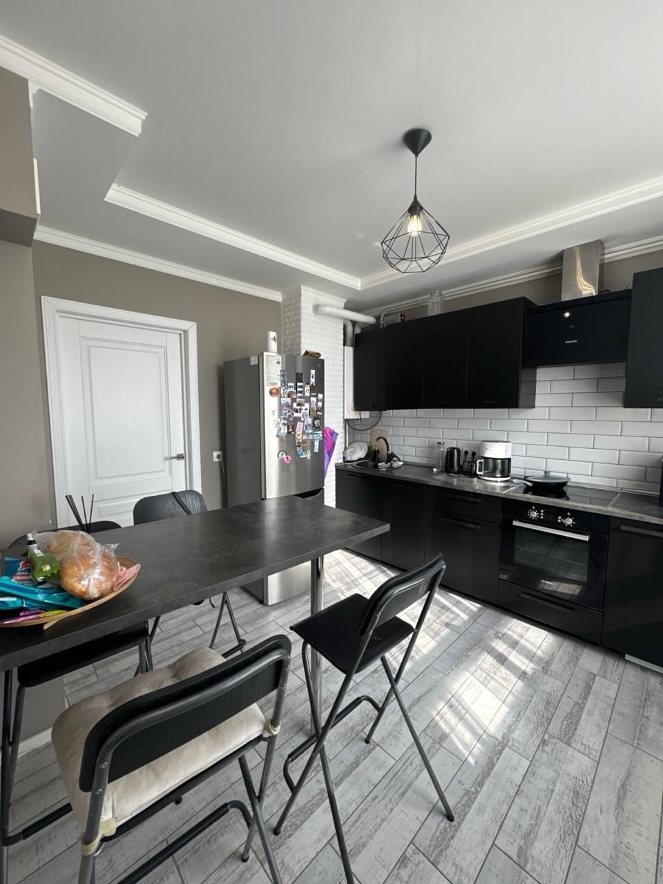 Продается отличная 2 комнатная квартира, расположенная в экологически чистом районе по адресу: ул. Ленинградская 76. Закрытый двор.

2/4 этаж монолитного дома.

Общая площадь 57,8 м2.

В квартире - индивидуальное газовое отопление.

Чистый подъезд, хорошие соседи. Из окна открывается живописный вид 