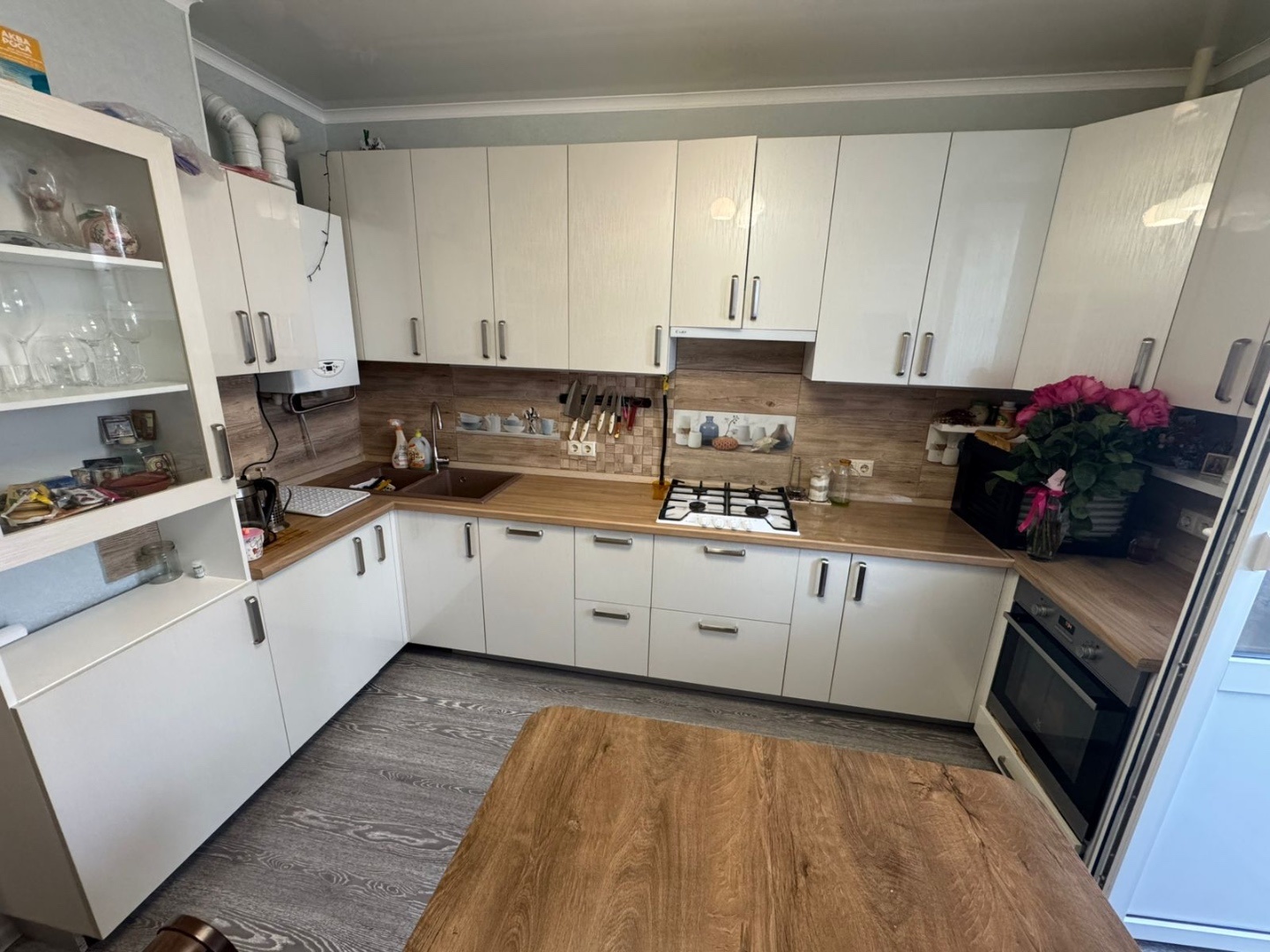 В продаже квартира с индивидуальным газовым отоплением и низкими коммунальными платежами!

Дом монолит-кирпич, рядом вся инфраструктура для комфортной жизни. Школа №7, садики, продуктовые магазины, ТРЦ Красная площадь, Табрис, Императорский и Крещенский парк в пешей доступности, через которые можно 