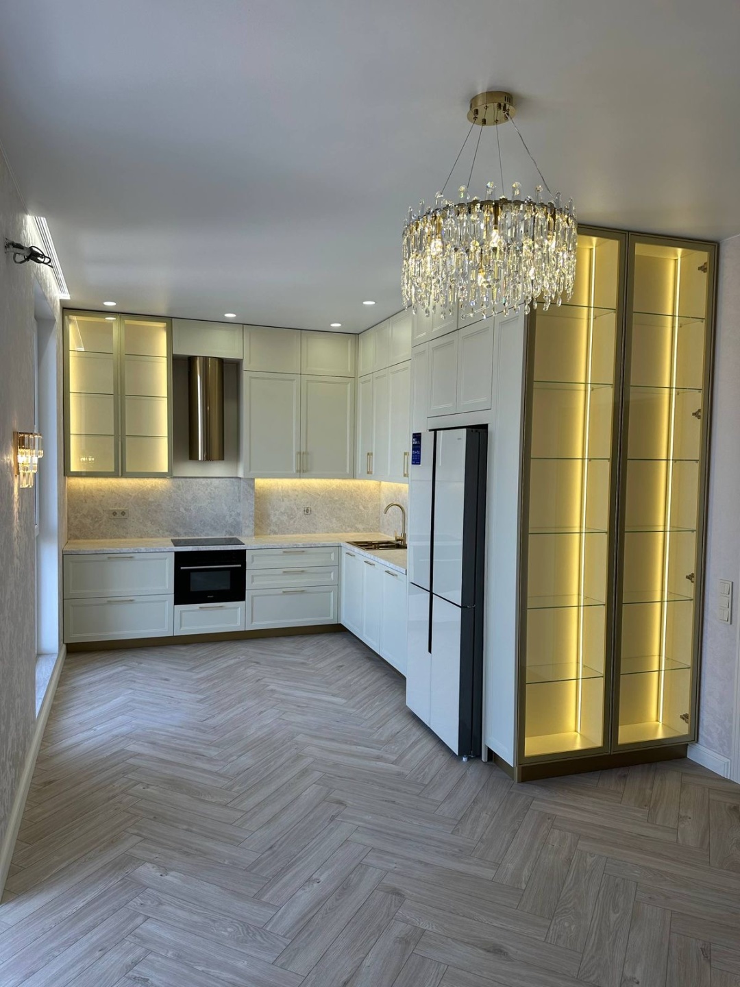 В продаже видовая евротрешка по адресу: Анапское шоссе 32 к6, расположена на 15/16 эт дома в ЖК Черное море.
Из окон квартиры открывается хороший вид на горы и виноградники. 
Подарок к квapтире машинoмecто в паркинге 13,3 кв.м.

Выполнен дизайнерский качественный ремонт. По всей квартире сняты радиа