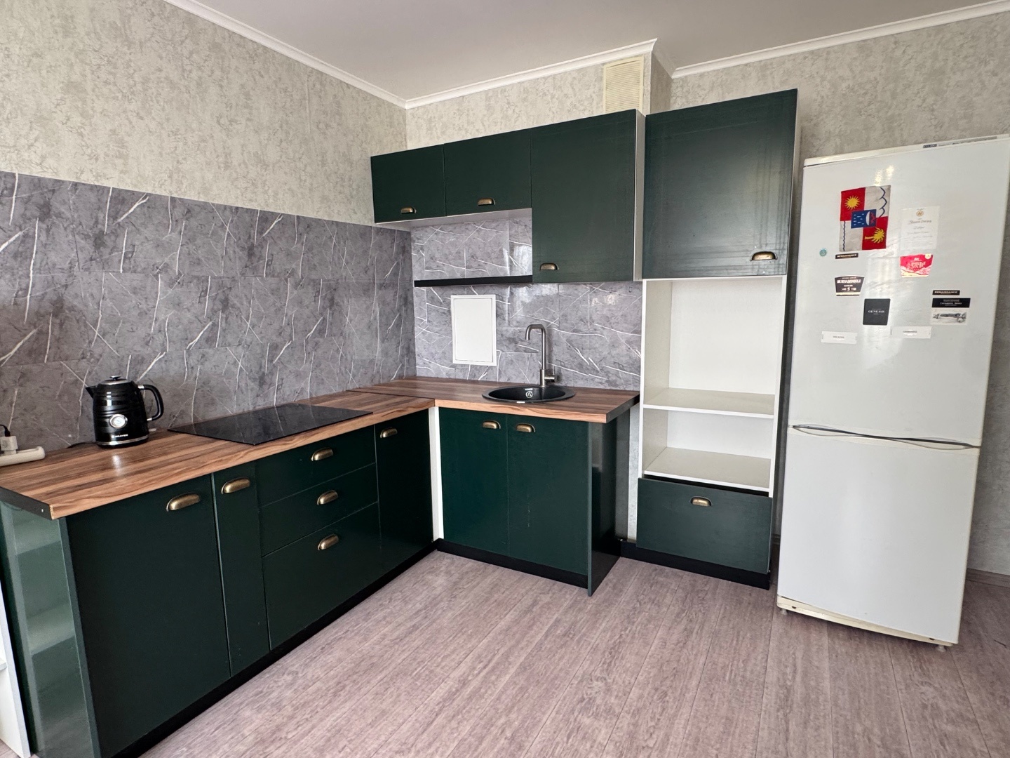 В продаже евро двухкомнатная квартира по адресу: ул. Ленина 231, 2/16 эт дома.

Выполнен ремонт от застройщика, в квартире остается всё, что на фото. Просторная кухня -гостиная 19м2, лоджия из комнаты, окна которой выходят на западную сторону. 

Рядом вся инфраструктура для комфортной жизни. 
Крещен