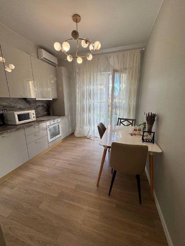 В продаже квартира , с террасой по периметру всей квартиры, с видом на море, в ЖК Анаполис.

Чистая площадь квартиры 42,2 кв м, терраса 22 кв м.

В квартире выполнена качественная отделка, есть все необходимое для комфортного проживания , и отдыха.