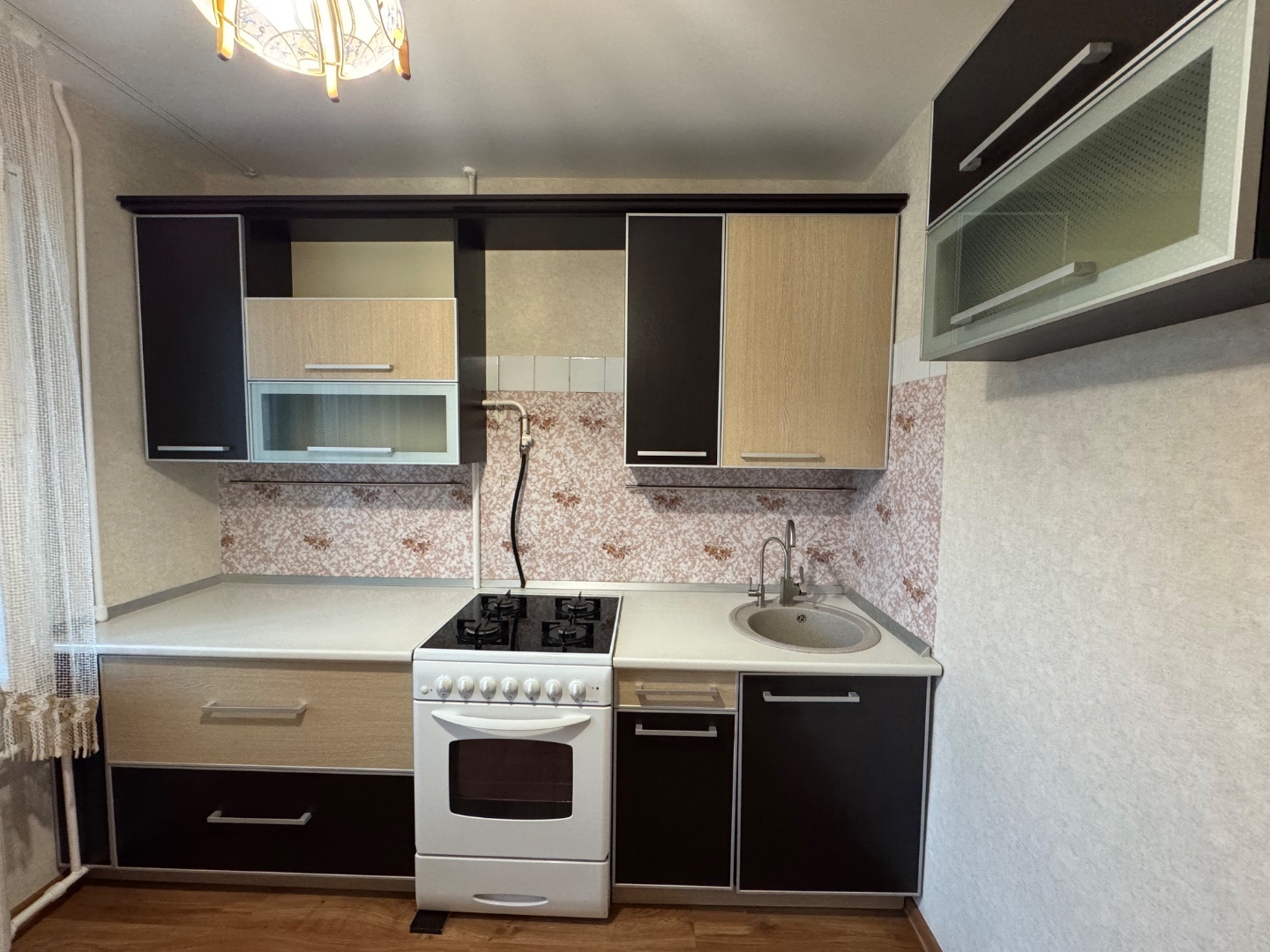 Продается уютная двухкомнатная квартира общей площадью 50м2 на 4/5 этажного панельного дома. 
В квартире выполнен косметический ремонт. На полу паркет, свежие обои и межкомнатные двери. 
Комнаты изолированные, что обеспечивает комфорт и приватность. 
Кухня площадью 8 м² оборудована современной техни