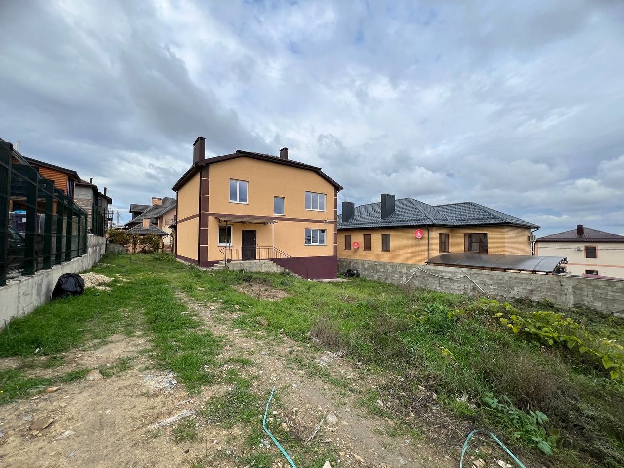 В продаже жилой дом, площадью 162 кв м, на земельном участке 7,5 соток.

В доме выполнен частично ремонт, по первому этажу разведен теплый пол.

Участок правильной формы, с фасадом 21 метр.

Свет 15 квт, вода скважина, так же есть возможность провести центральную, септик 4 кольца жб, сделаны тех усл