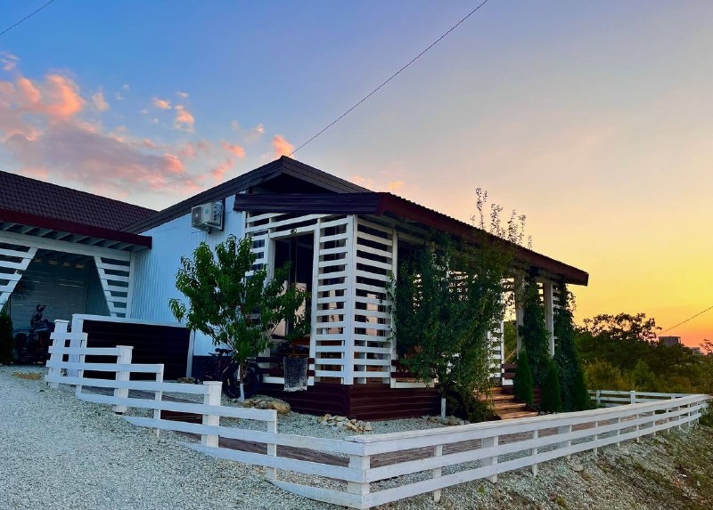 Продаётся уютный дом в живописном курортном с. Сукко общей площадью 100 кв. м, включая просторную террасу, жилое пространство составляет 65 кв. м. Участок занимает 3 сотки, идеально подходит для комфортного загородного отдыха и постоянного проживания круглый год. Внутри дома две светлые спальни и фу