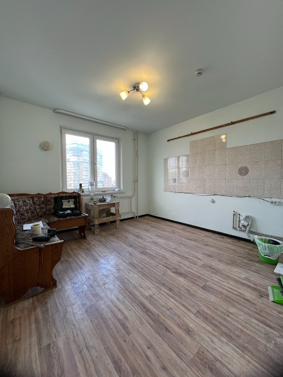 Продам двухкомнатную квартиру с изолированными комнатами на шестом этаже блочного дома, построенного в 2017 году. 

Просторная кухня. 

В квартире раздельный санузел, что добавляет удобства в повседневной жизни.

Из окон открывается вид на предгорье Кавказских год.

Во дворе расположена спортивная п