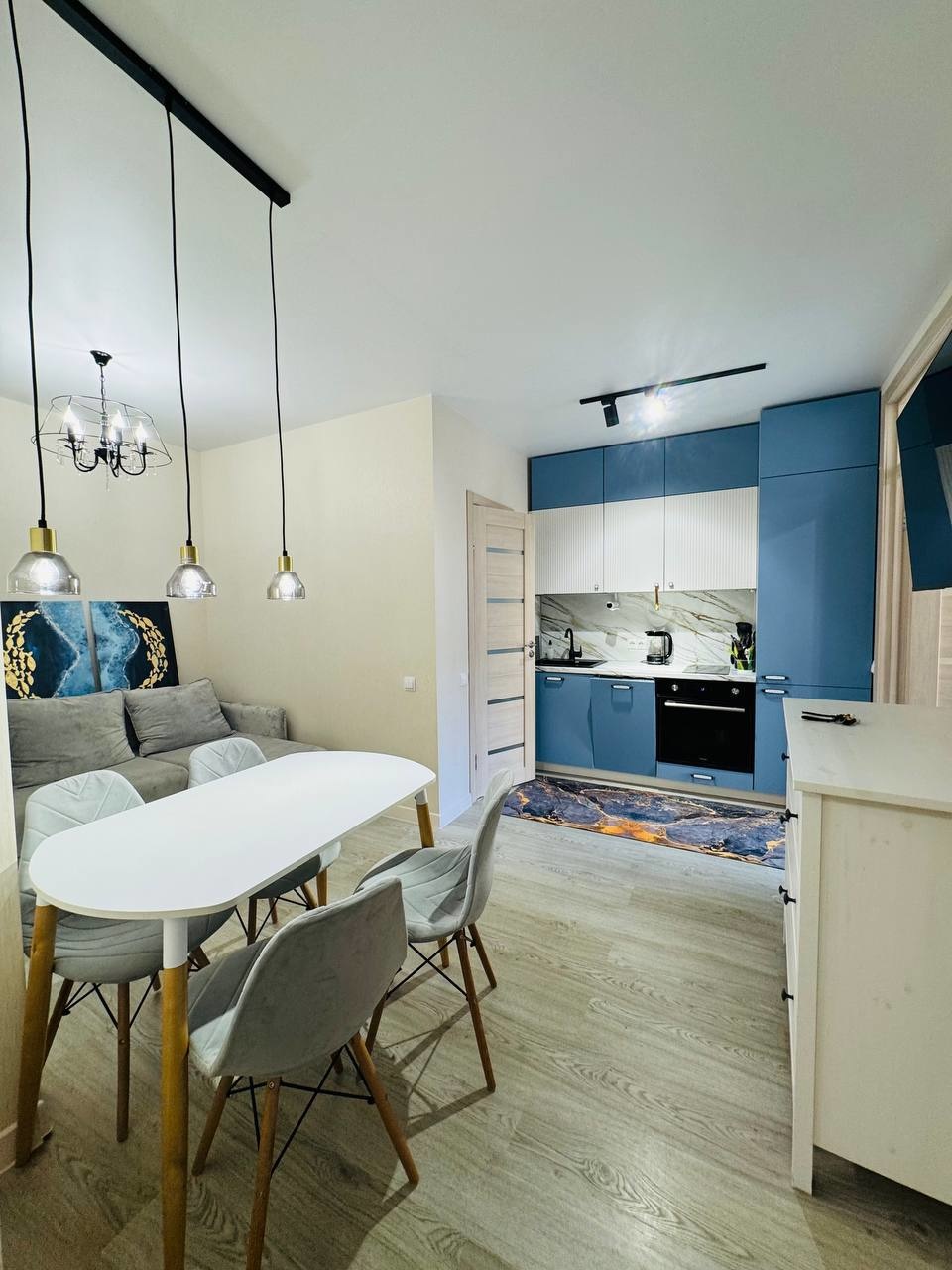 В продаже квартира планировки 2- Евро, в ЖК Холидей Хаус ( Кипарис).
Квартира расположена на первом этаже, с отдельным входом.
Жилой комплекс, расположился , в пред заповедной зоне, на берегу чистейшего галечного пляжа. На территории комплекса, есть все для комфортной жизни, и отдыха:
Собственные ба