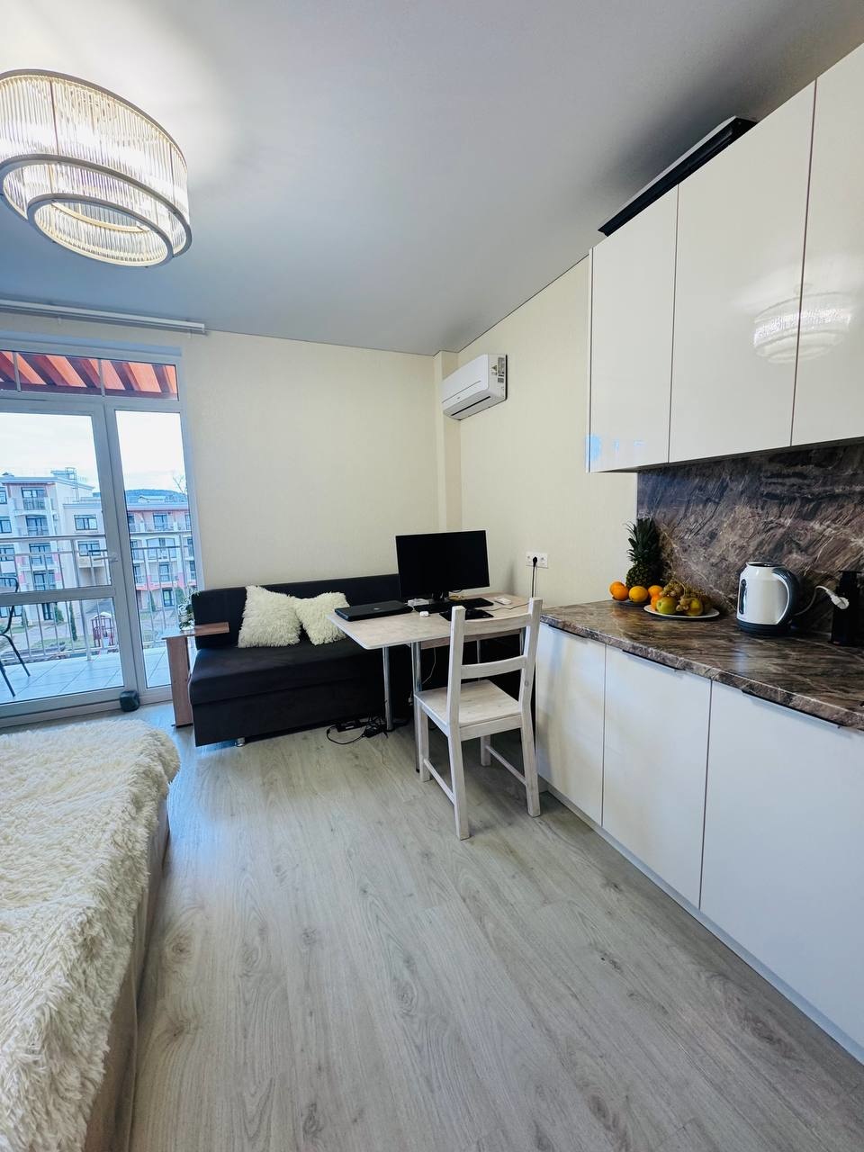 В продаже квартира студия, в ЖК Холидей Хаус ( Кипарис).
Студия общей площадью 26,5 кв м, с балконом, это самая большая студия в комплексе.
Квартира полностью укомплектованная всем необходимым , для комфортного проживания, и сдачи.
Архитектура комплекса позволит, Вам чувствовать себя, в Средиземномо