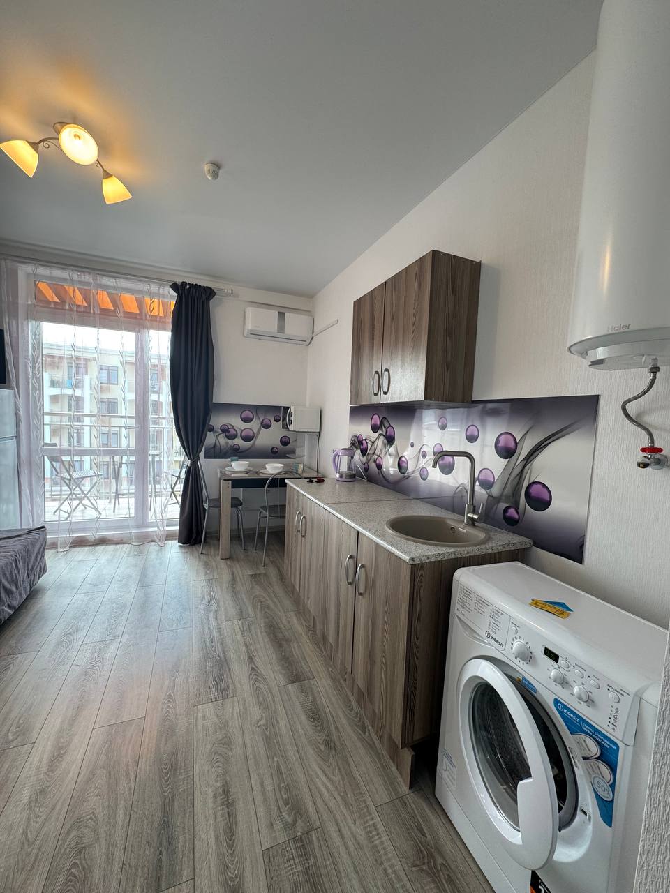 В продаже квартира студия, в ЖК Холидей Хаус ( Кипарис).
Квартира находится в секции с бассейном, и лифтом.
В жилом комплексе собственные бассейны, что позволит вам комфортно отдыхать, не выходя за территорию ЖК.
