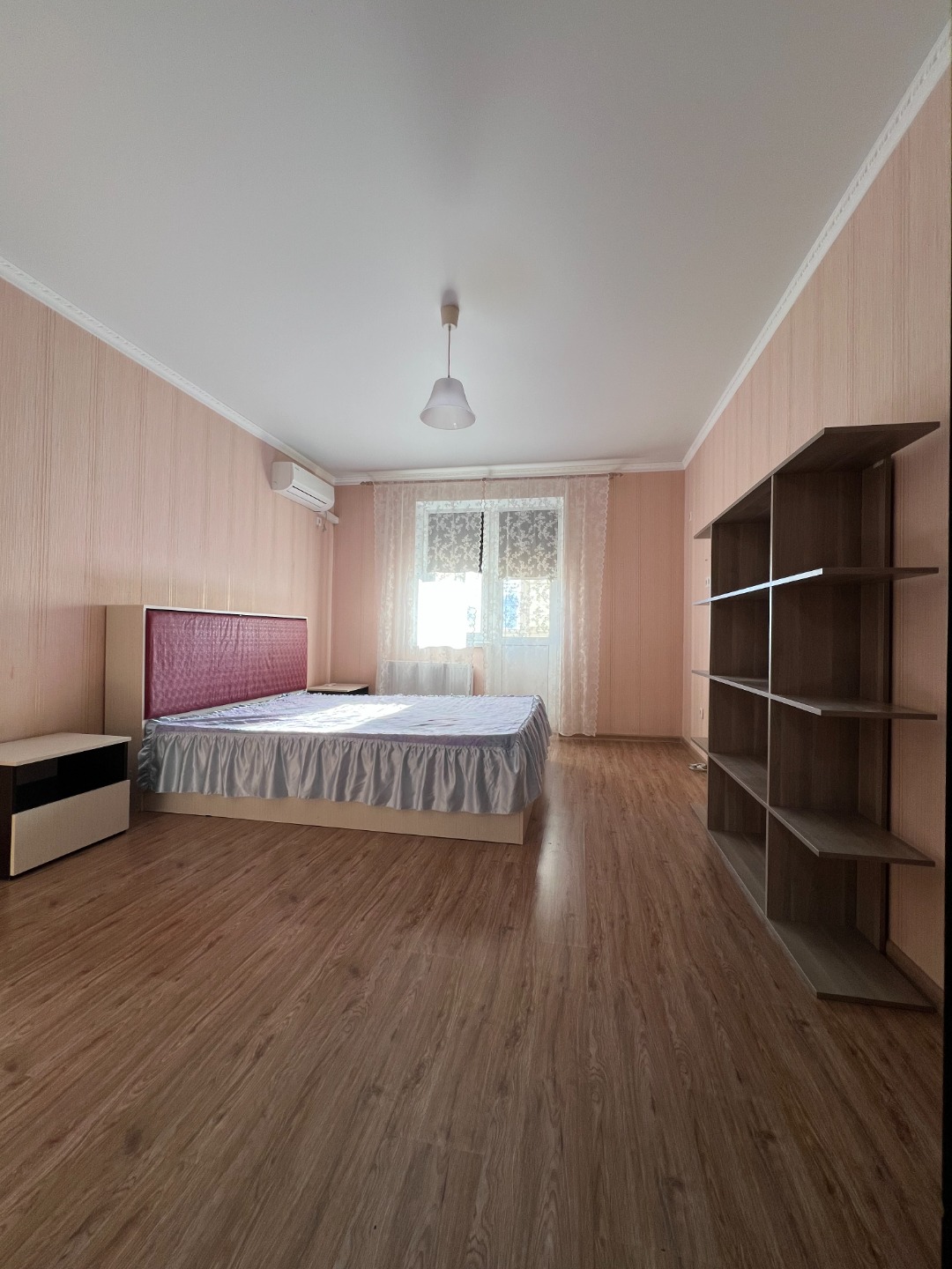 Продам классную квартиру
Евродвушка, ремонт хороший
Лоджия во всю ширину квартиры вход из кухни и комнаты
Большой коридор с возможностью разместить кабинет
Остается мебель и техника
Полная стоимость в договоре, один взрослый собственник

