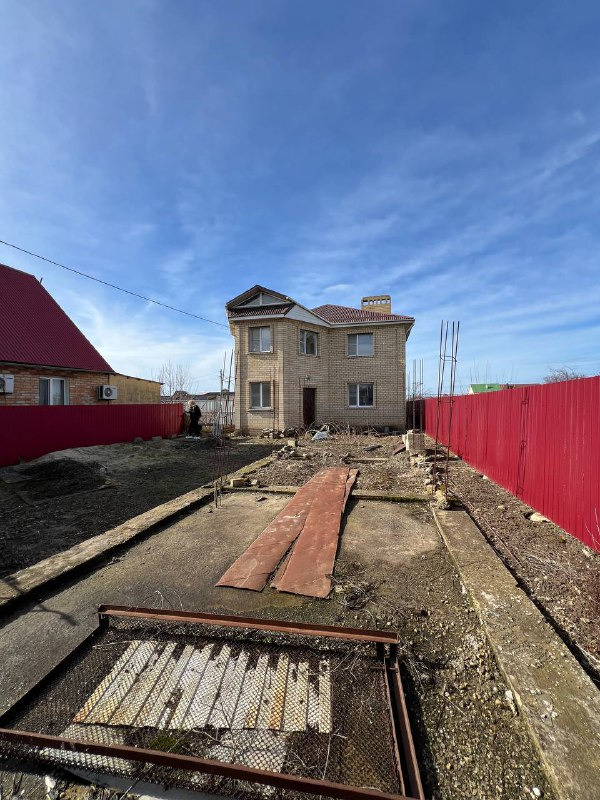 В продаже, дом в станице Благовещенской.
Дом, два этажа, общей площадью 182,4 кв м + терраса + балкон.
В доме частично выполнен ремонт, закуплены материалы, все остается новому владельцу.
Все коммуникации заведены в дом, газ, центральная вода, свет, септик.
Участок 10 соток, есть возможность купить 