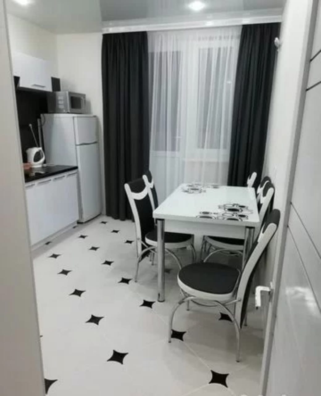 Продаётся  квартира площадью 50 квадратных метров на девятом этаже современного девятнадцатиэтажного железобетонного дома 2018 года постройки.

Квартира порадует вас качественным евроремонтом и комфортной планировкой.
Из окон открывается живописный вид на Черное море и горд курорт Анапу.

Особое вни