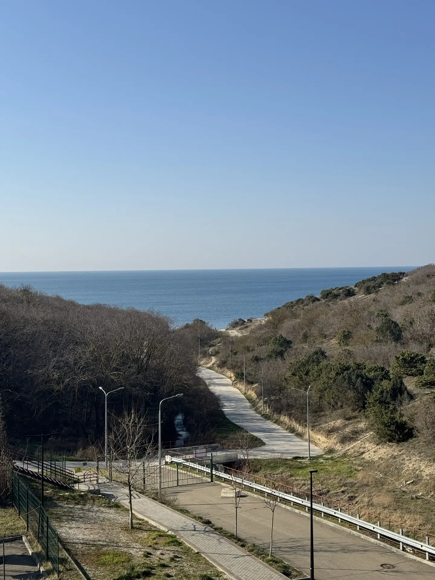 В продаже двух комнатная квартира, в ЖК Анаполис, с прямым видом на море!
В квартире полностью переделан ремонт: заменены межкомнатные двери, , перестелен ламинат, обновлен сан узел, установлена душевая кабина, перекрашены стены.
Остается качественная мебель и техника. Заберут из квартиры ,мелкую бы