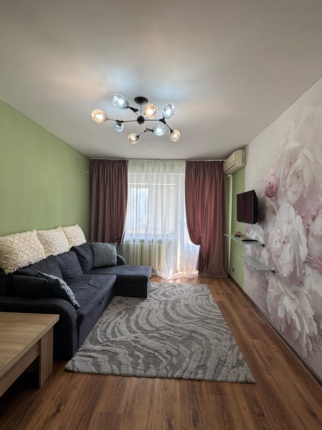 В продаже двух комнатная квартира в самом центре Анапы. 
Квартира расположена на 3-ем этаже пятиэтажного дома. В квартире выполнен новый ремонт. Идеальный вариант как для жизни, так и для проживания. 
Без обременений, один взрослый собственник, вся сумма в договоре купли-продажи. 
Для Вас полное юри