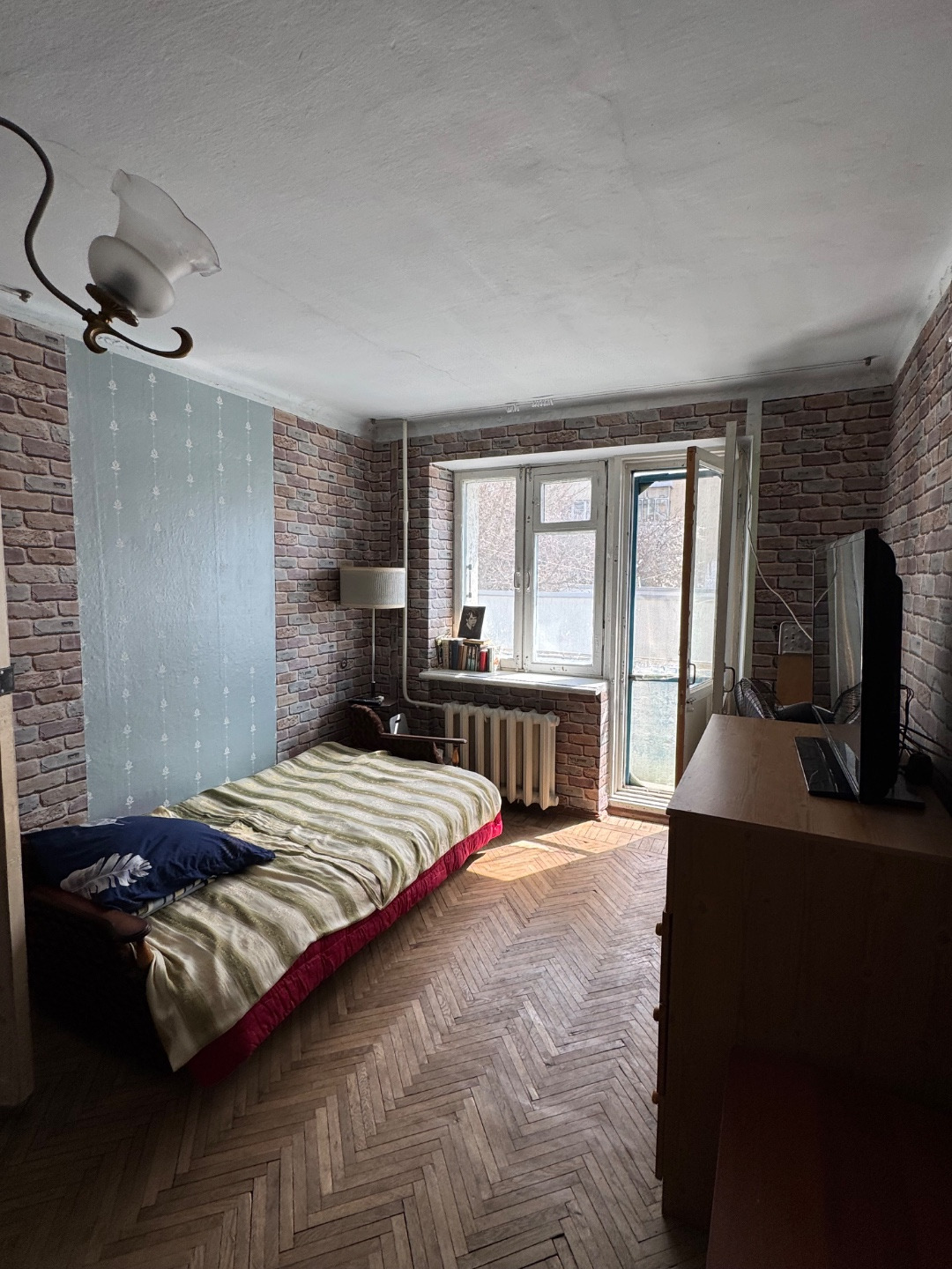 Продам 2к квартиру в самом центре Анапы, у центрального рынка. Хороший средний этаж, квартира распашонка, окна выходят на две стороны дома. 
Газовый котел, на горячую воду. Квартира под ремонт. 