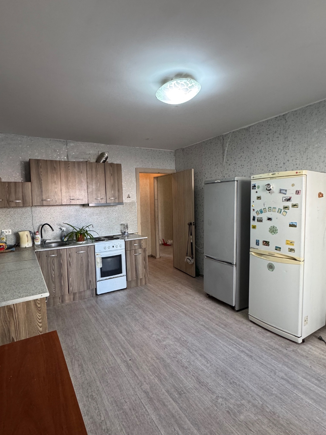 Продается 2-х квартира-распашонка. 
В квартире выполнен косметический ремонт, сан.узел раздельный, из каждой комнаты лоджия. Всего три лоджии. 
Развитый район: рядом гимназия Эврика, детские садики. Продуктовые магазины: Пятерочка, Магнит, аптеки. Достраивается Черноморский парк.
Торг реальному поку