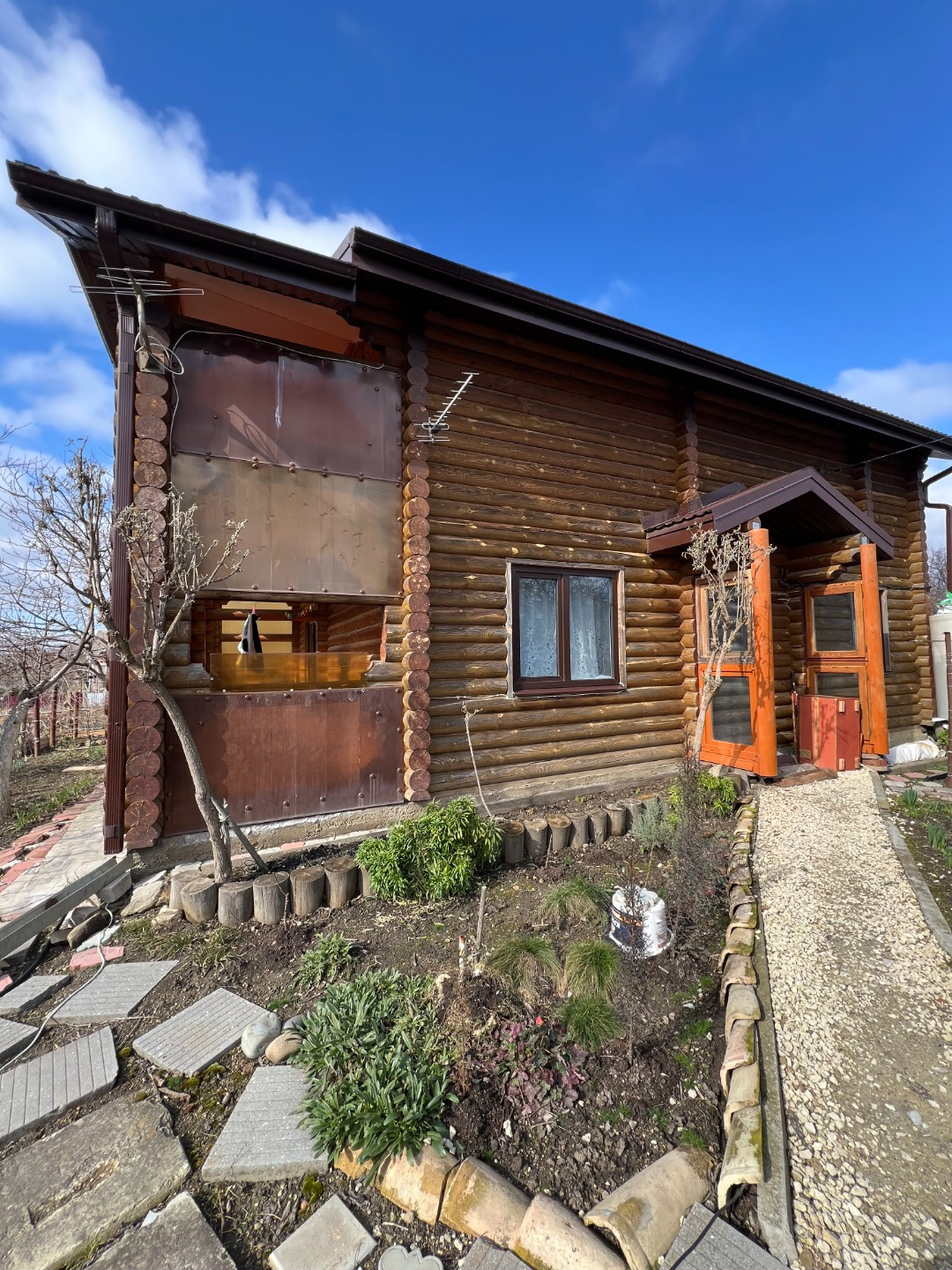 Ваш дом у моря — всего в 16 км от бескрайних волн!
Представьте: утро начинается с пения птиц, а не шума мегаполиса. Вы выходите на террасу собственного дома, вдыхаете свежий воздух, любуетесь зелёным садом и чувствуете, как спокойствие наполняет каждую клеточку. А всего 16 километров отделяют вас от