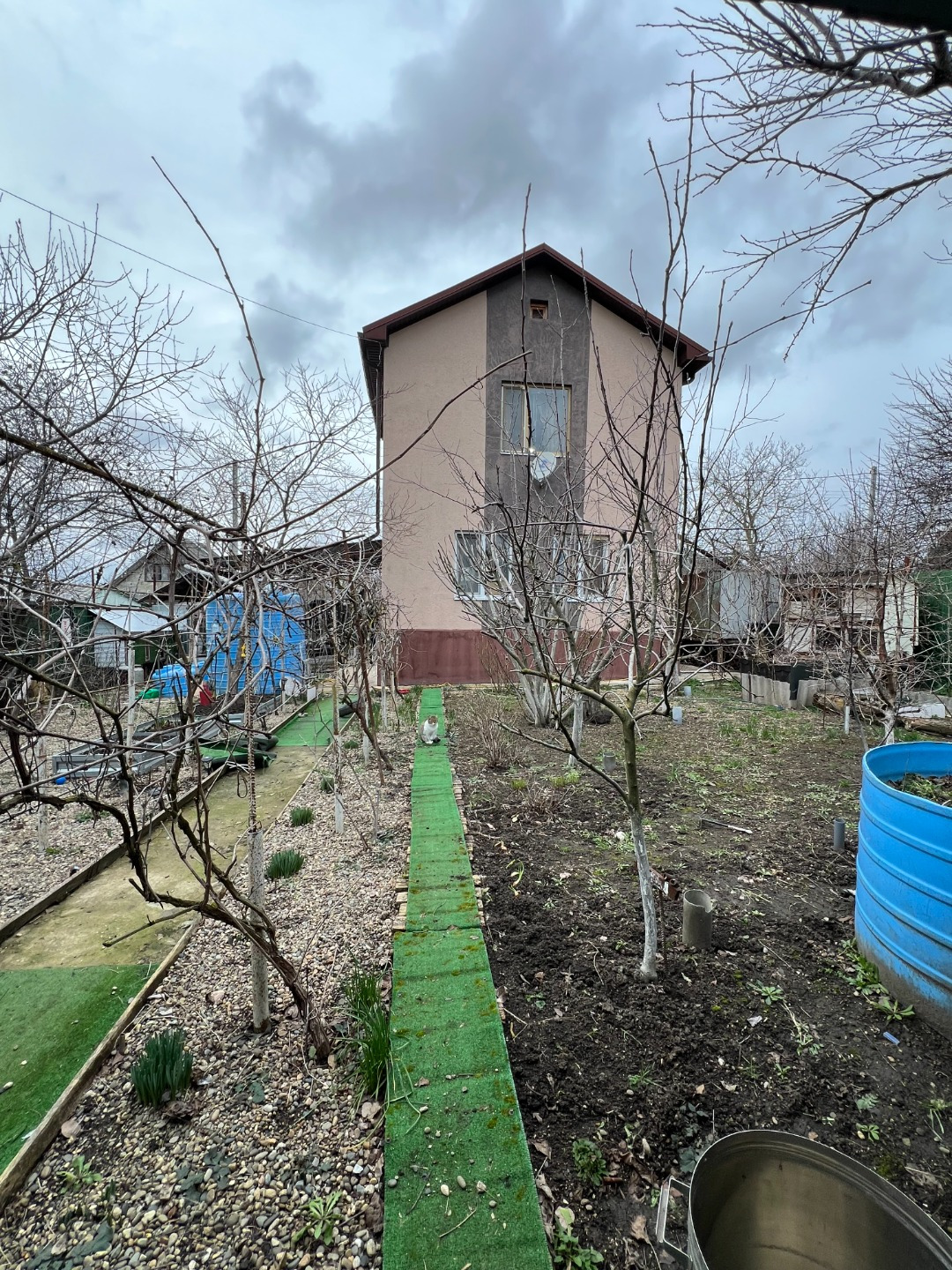 Дом с земельным участком в дачном посёлке «Колос» — ваша загородная мечта!
Устали от городской суеты и мечтаете о собственном уголке природы? Дачный посёлок «Колос» — это место, где сбываются мечты о спокойной жизни, свежем воздухе и уютном доме для всей семьи.

Почему стоит выбрать дом в «Колосе»?
