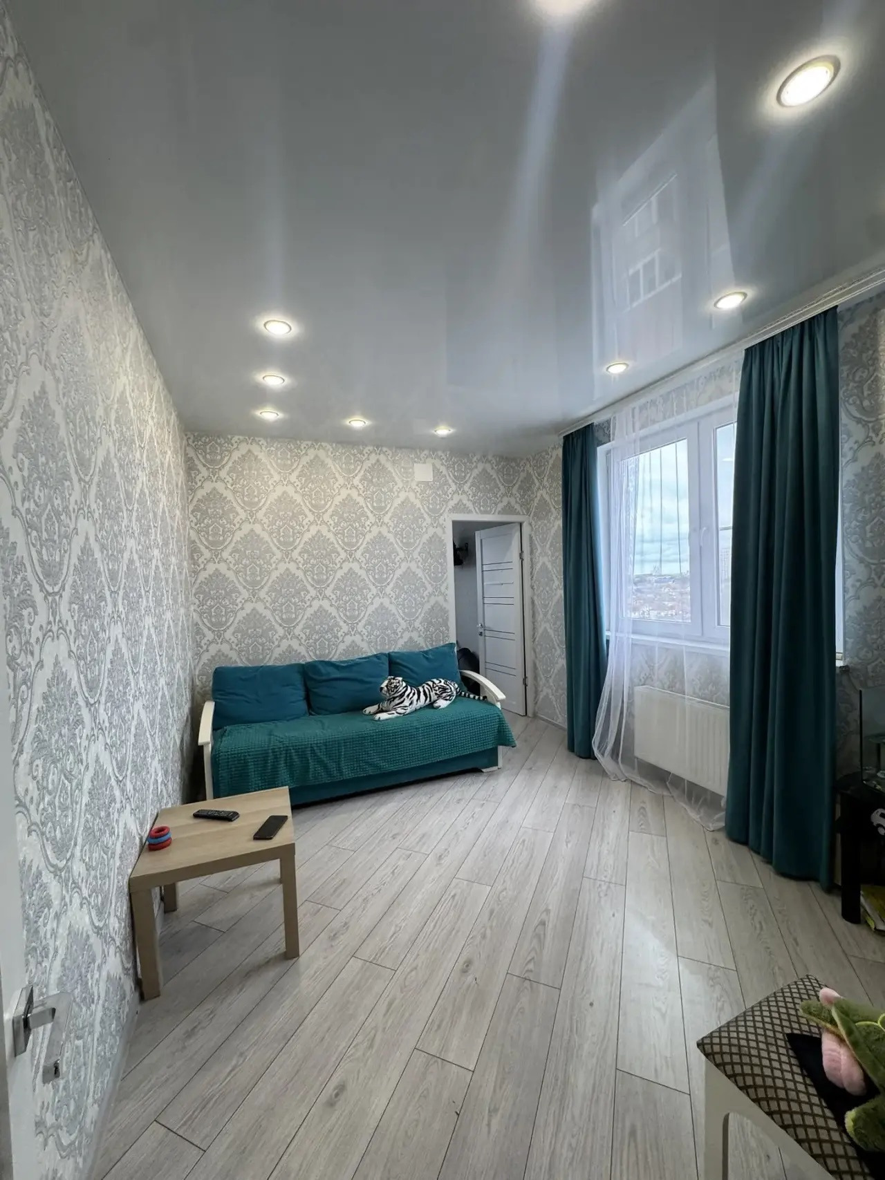 Продаётся  квартира площадью 50 квадратных метров на девятом этаже современного девятнадцатиэтажного железобетонного дома 2018 года постройки.

Квартира порадует вас качественным евроремонтом и комфортной планировкой.
Из окон открывается живописный вид на Черное море и горд курорт Анапу.

Особое вни